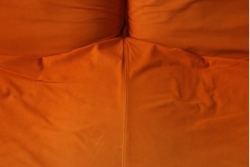 中古　ligne roset(リーンロゼ)　ROSETCalin(ロゼカラン)　type1　スウェードR-0691　鮮やかなオレンジカラーの2人掛けソファ　定価約52万円　(R-088177)