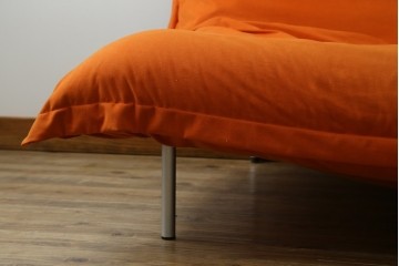 中古　ligne roset(リーンロゼ)　ROSETCalin(ロゼカラン)　type1　スウェードR-0691　鮮やかなオレンジカラーの2人掛けソファ　定価約52万円　(R-088177)