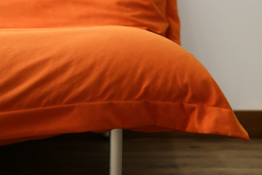 中古　ligne roset(リーンロゼ)　ROSETCalin(ロゼカラン)　type1　スウェードR-0691　鮮やかなオレンジカラーの2人掛けソファ　定価約52万円　(R-088177)