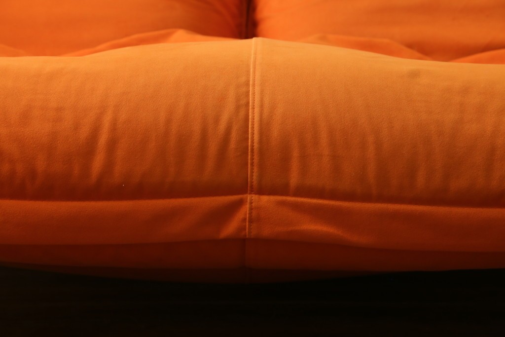 中古　ligne roset(リーンロゼ)　ROSETCalin(ロゼカラン)　type1　スウェードR-0691　鮮やかなオレンジカラーの2人掛けソファ　定価約52万円　(R-088177)