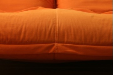 中古　ligne roset(リーンロゼ)　ROSETCalin(ロゼカラン)　type1　スウェードR-0691　鮮やかなオレンジカラーの2人掛けソファ　定価約52万円　(R-088177)