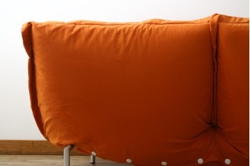 中古　ligne roset(リーンロゼ)　ROSETCalin(ロゼカラン)　type1　スウェードR-0691　鮮やかなオレンジカラーの2人掛けソファ　定価約52万円　(R-088177)