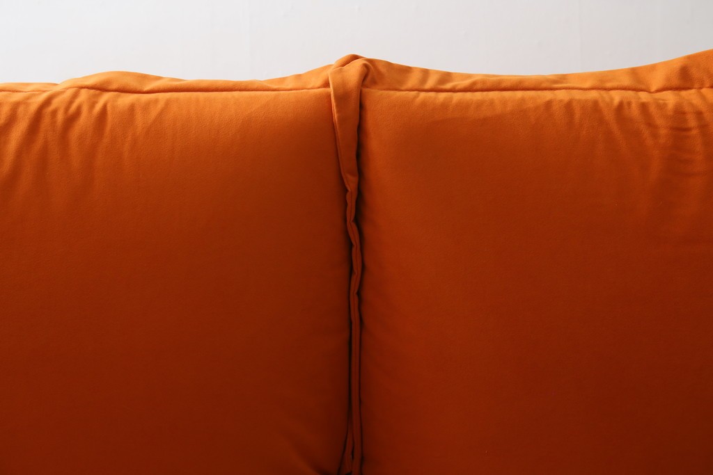 中古　ligne roset(リーンロゼ)　ROSETCalin(ロゼカラン)　type1　スウェードR-0691　鮮やかなオレンジカラーの2人掛けソファ　定価約52万円　(R-088177)