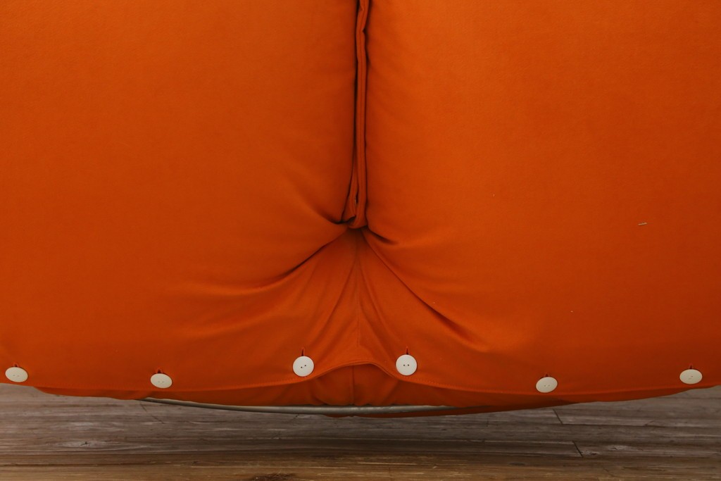 中古　ligne roset(リーンロゼ)　ROSETCalin(ロゼカラン)　type1　スウェードR-0691　鮮やかなオレンジカラーの2人掛けソファ　定価約52万円　(R-088177)
