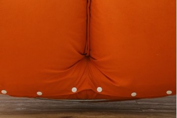 中古　ligne roset(リーンロゼ)　ROSETCalin(ロゼカラン)　type1　スウェードR-0691　鮮やかなオレンジカラーの2人掛けソファ　定価約52万円　(R-088177)