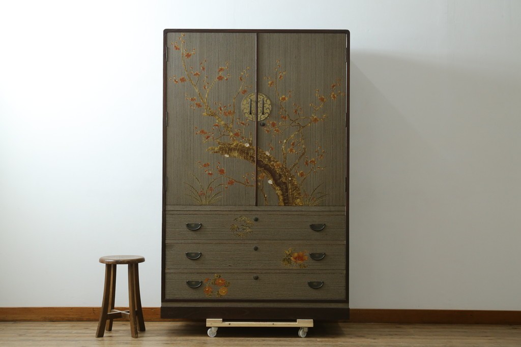 中古　美品　木地蒔絵　並厚　梅や草花の図が上品な着物箪笥　定価約100万円　(R-088181)