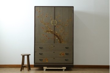 中古　美品　木地蒔絵　並厚　梅や草花の図が上品な着物箪笥　定価約100万円　(R-088181)