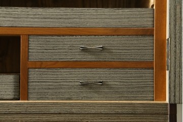 中古　美品　木地蒔絵　並厚　梅や草花の図が上品な着物箪笥　定価約100万円　(R-088181)