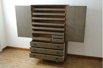 中古　美品　木地蒔絵　並厚　梅や草花の図が上品な着物箪笥　定価約100万円　(R-088181)