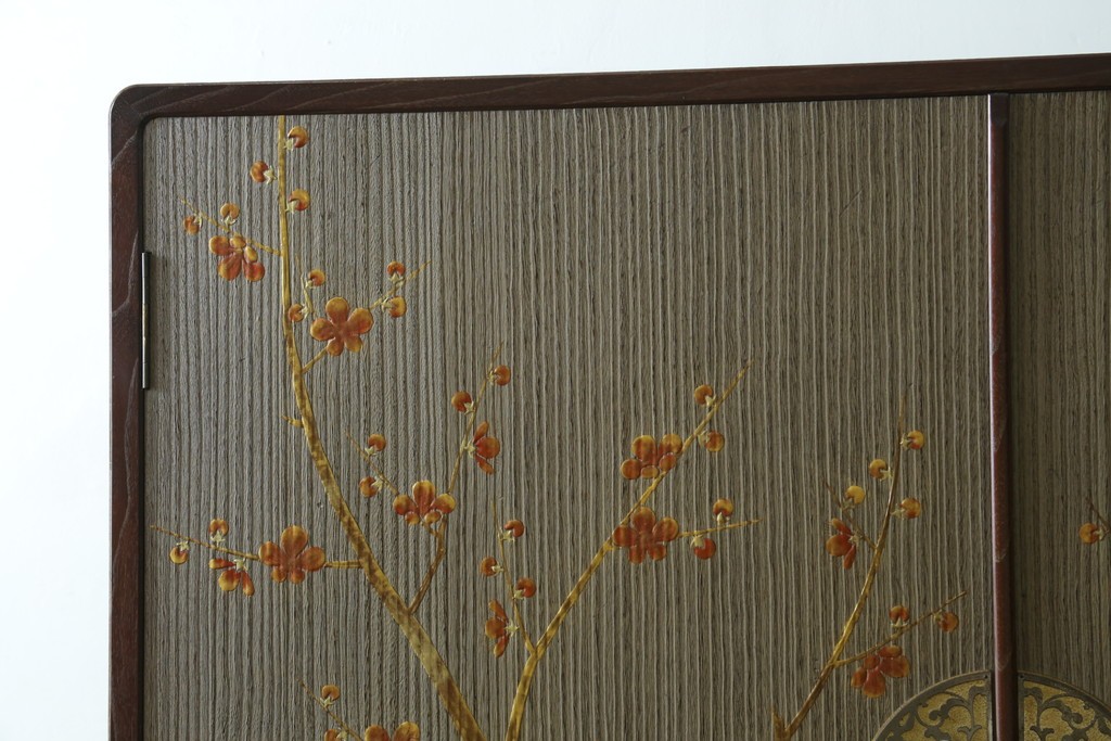 中古　美品　木地蒔絵　並厚　梅や草花の図が上品な着物箪笥　定価約100万円　(R-088181)
