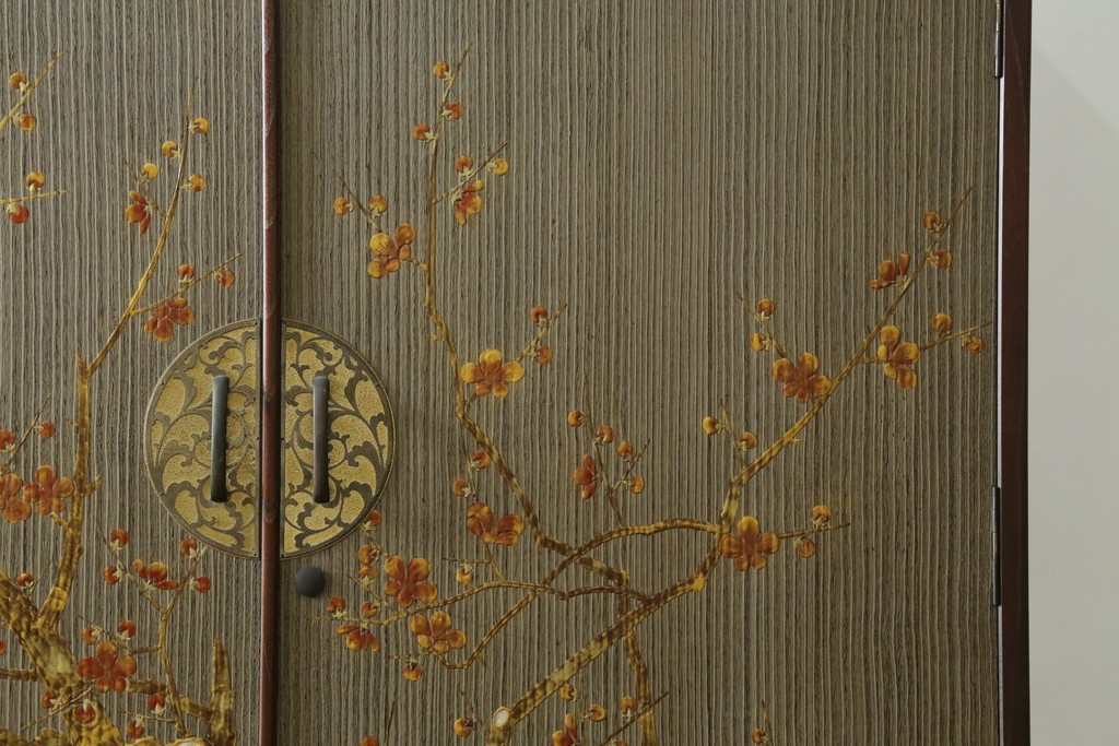 中古　美品　木地蒔絵　並厚　梅や草花の図が上品な着物箪笥　定価約100万円　(R-088181)