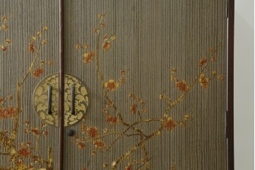 中古　美品　木地蒔絵　並厚　梅や草花の図が上品な着物箪笥　定価約100万円　(R-088181)