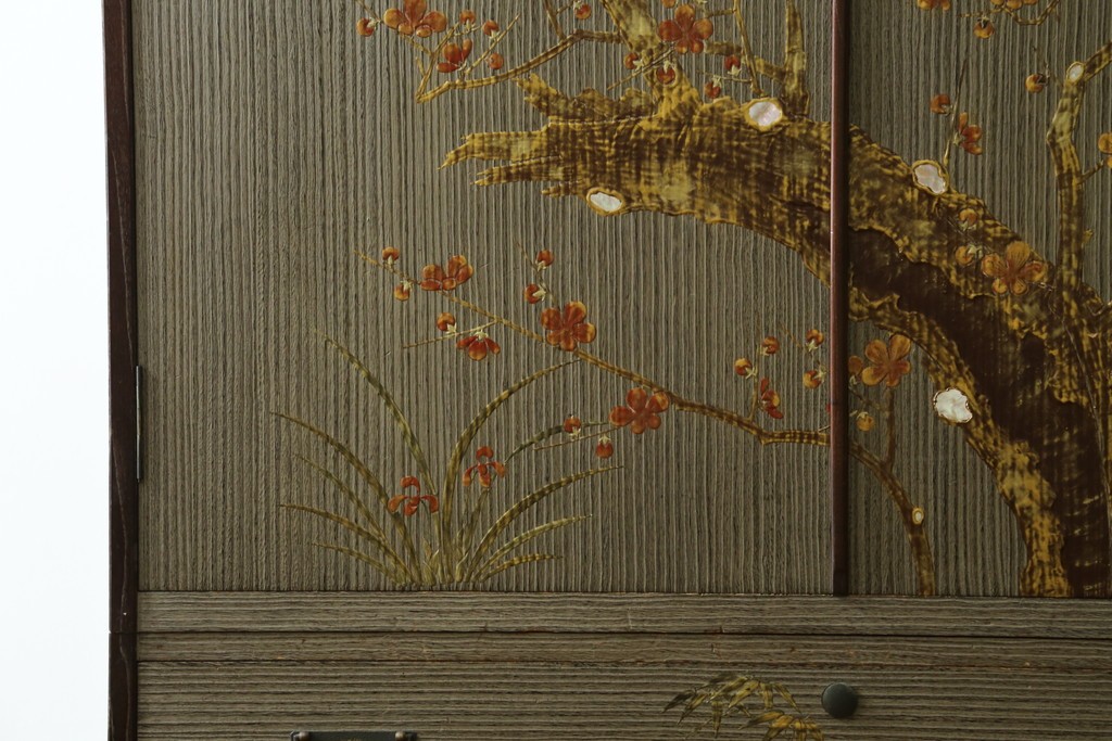 中古　美品　木地蒔絵　並厚　梅や草花の図が上品な着物箪笥　定価約100万円　(R-088181)