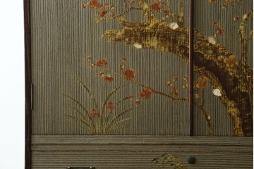 中古　美品　木地蒔絵　並厚　梅や草花の図が上品な着物箪笥　定価約100万円　(R-088181)