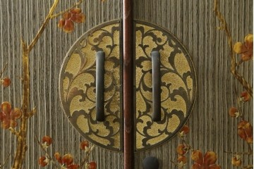 中古　美品　木地蒔絵　並厚　梅や草花の図が上品な着物箪笥　定価約100万円　(R-088181)