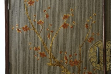 中古　美品　木地蒔絵　並厚　梅や草花の図が上品な着物箪笥　定価約100万円　(R-088181)