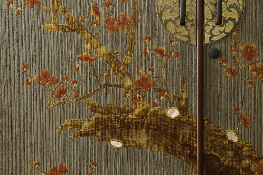 中古　美品　木地蒔絵　並厚　梅や草花の図が上品な着物箪笥　定価約100万円　(R-088181)