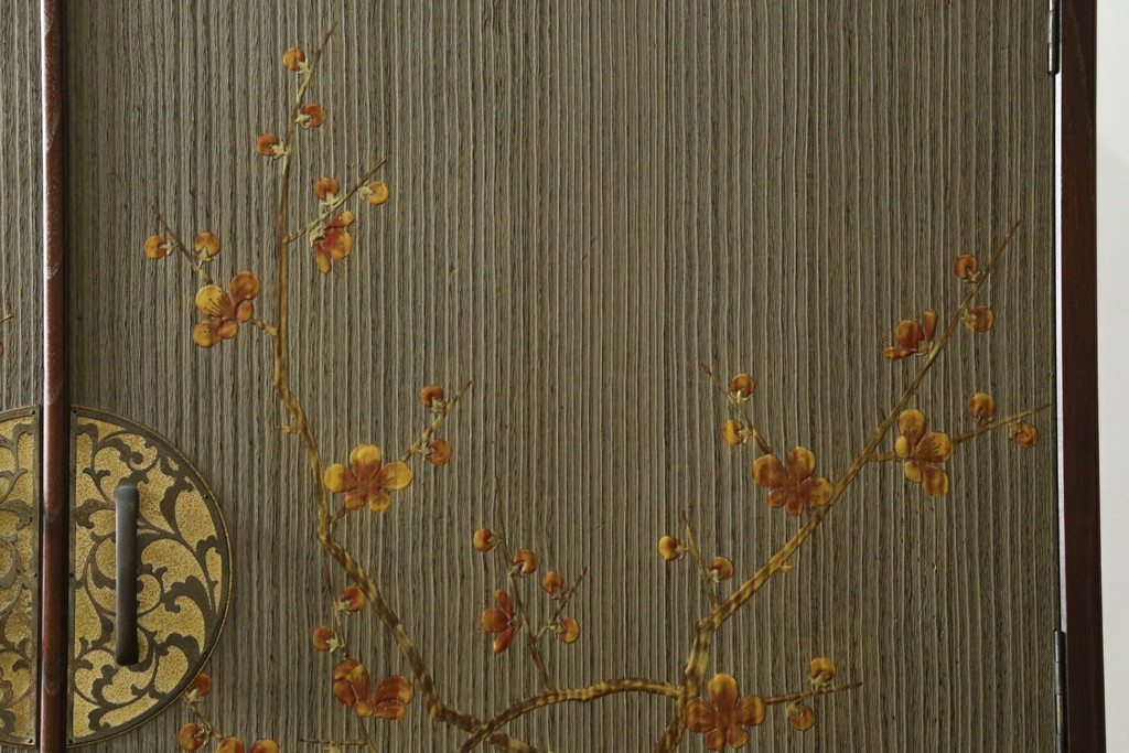中古　美品　木地蒔絵　並厚　梅や草花の図が上品な着物箪笥　定価約100万円　(R-088181)