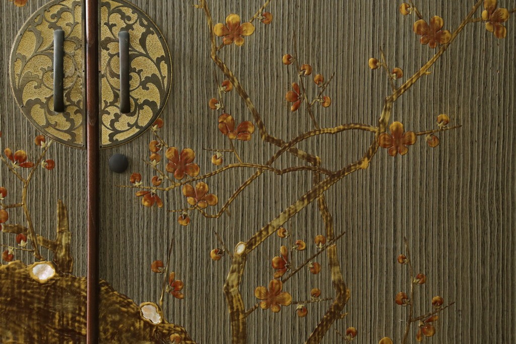 中古　美品　木地蒔絵　並厚　梅や草花の図が上品な着物箪笥　定価約100万円　(R-088181)