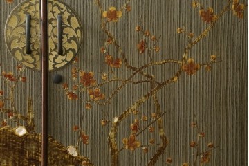 中古　美品　木地蒔絵　並厚　梅や草花の図が上品な着物箪笥　定価約100万円　(R-088181)