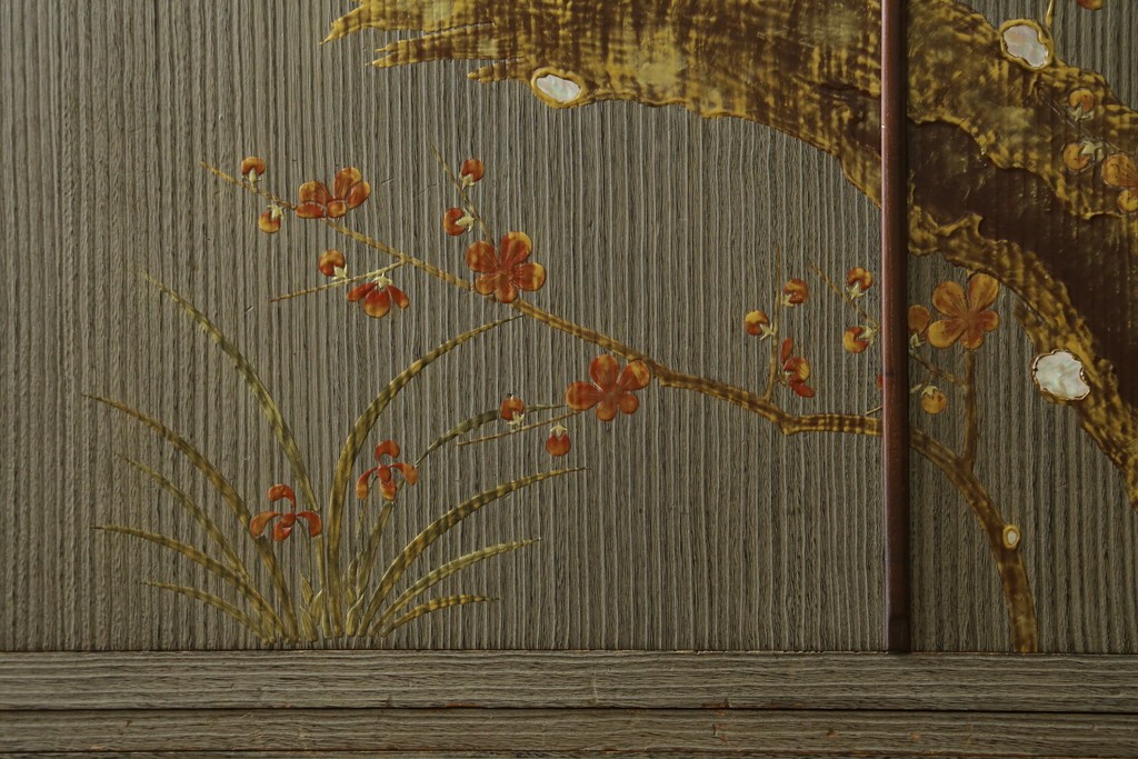 中古　美品　木地蒔絵　並厚　梅や草花の図が上品な着物箪笥　定価約100万円　(R-088181)