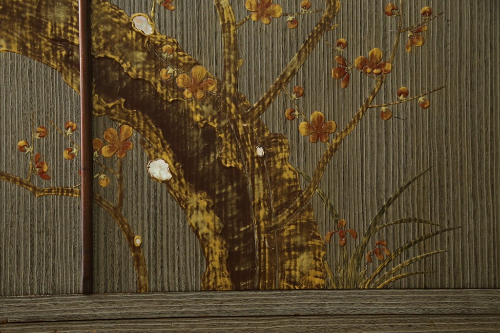 中古　美品　木地蒔絵　並厚　梅や草花の図が上品な着物箪笥　定価約100万円　(R-088181)