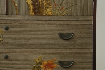 中古　美品　木地蒔絵　並厚　梅や草花の図が上品な着物箪笥　定価約100万円　(R-088181)