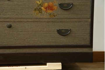 中古　美品　木地蒔絵　並厚　梅や草花の図が上品な着物箪笥　定価約100万円　(R-088181)