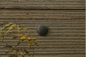 中古　美品　木地蒔絵　並厚　梅や草花の図が上品な着物箪笥　定価約100万円　(R-088181)