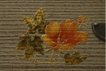中古　美品　木地蒔絵　並厚　梅や草花の図が上品な着物箪笥　定価約100万円　(R-088181)