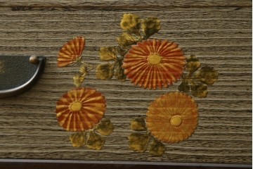 中古　美品　木地蒔絵　並厚　梅や草花の図が上品な着物箪笥　定価約100万円　(R-088181)