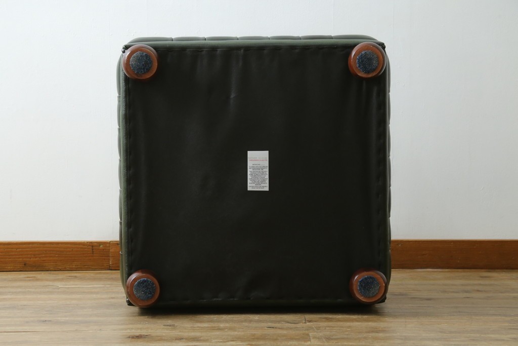 中古　美品　イギリス　OLD TIMES(オールドタイムス)　Bradbury Pouffe Table(ブラッドベリー プーフ テーブル)　本革　チェスターフィールド調のセンターテーブル　定価約30万円　(R-088182)