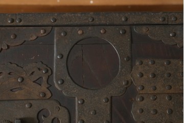 和製アンティーク　希少　完全オリジナル!!　総欅(ケヤキ)材　荘厳な雰囲気を醸し出す当時のままの佐渡船箪笥　R-088183