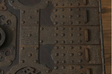 和製アンティーク　希少　完全オリジナル!!　総欅(ケヤキ)材　荘厳な雰囲気を醸し出す当時のままの佐渡船箪笥　R-088183