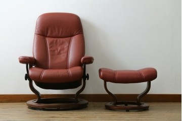 中古　美品　EKORNES(エコーネス)　コンサルシリーズ　Sサイズ　本革　洗練されたデザインが魅力のストレスレスチェアとオットマンのセット　(R-088188)