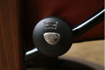 中古　美品　EKORNES(エコーネス)　コンサルシリーズ　Sサイズ　本革　洗練されたデザインが魅力のストレスレスチェアとオットマンのセット　(R-088188)