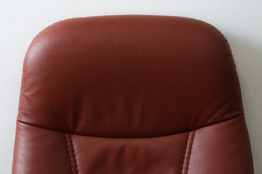 中古　美品　EKORNES(エコーネス)　コンサルシリーズ　Sサイズ　本革　洗練されたデザインが魅力のストレスレスチェアとオットマンのセット　(R-088188)