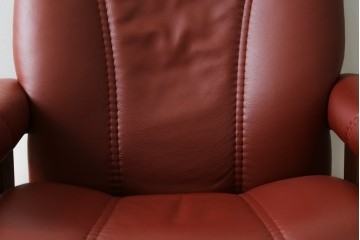 中古　美品　EKORNES(エコーネス)　コンサルシリーズ　Sサイズ　本革　洗練されたデザインが魅力のストレスレスチェアとオットマンのセット　(R-088188)