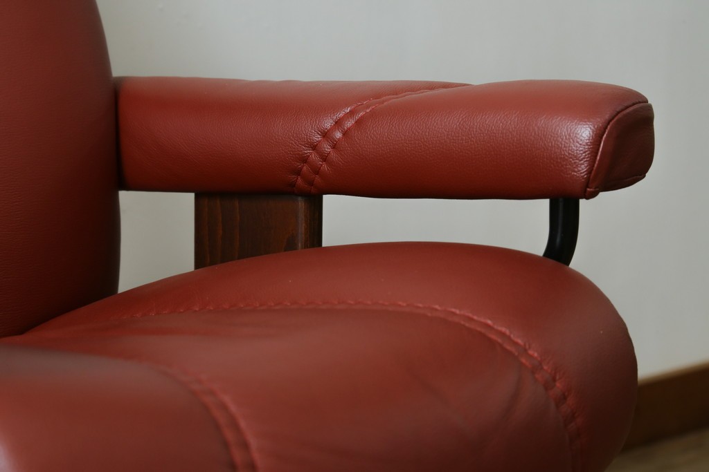 中古　美品　EKORNES(エコーネス)　コンサルシリーズ　Sサイズ　本革　洗練されたデザインが魅力のストレスレスチェアとオットマンのセット　(R-088188)