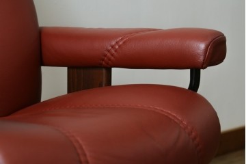 中古　美品　EKORNES(エコーネス)　コンサルシリーズ　Sサイズ　本革　洗練されたデザインが魅力のストレスレスチェアとオットマンのセット　(R-088188)