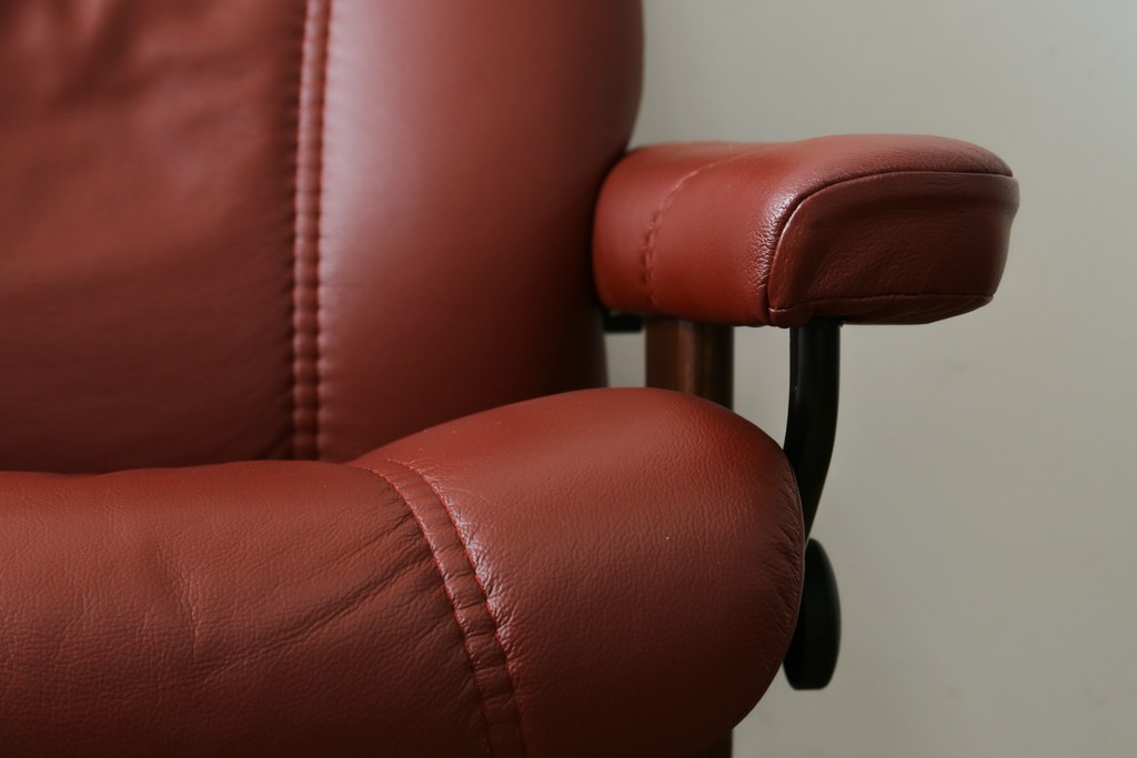 中古　美品　EKORNES(エコーネス)　コンサルシリーズ　Sサイズ　本革　洗練されたデザインが魅力のストレスレスチェアとオットマンのセット　(R-088188)
