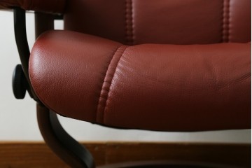 中古　美品　EKORNES(エコーネス)　コンサルシリーズ　Sサイズ　本革　洗練されたデザインが魅力のストレスレスチェアとオットマンのセット　(R-088188)