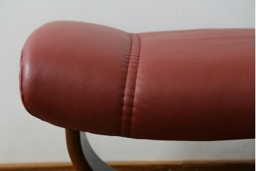 中古　美品　EKORNES(エコーネス)　コンサルシリーズ　Sサイズ　本革　洗練されたデザインが魅力のストレスレスチェアとオットマンのセット　(R-088188)