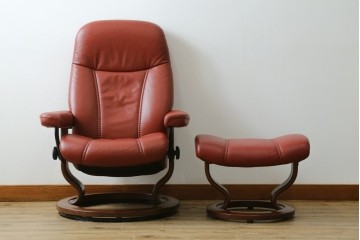 中古　美品　EKORNES(エコーネス)　コンサルシリーズ　Sサイズ　本革　洗練されたデザインが魅力のストレスレスチェアとオットマンのセット　(R-088188)