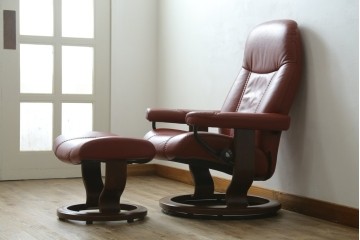 中古　美品　EKORNES(エコーネス)　コンサルシリーズ　Sサイズ　本革　洗練されたデザインが魅力のストレスレスチェアとオットマンのセット　(R-088188)