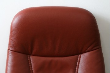 中古　美品　EKORNES(エコーネス)　コンサルシリーズ　Sサイズ　本革　洗練されたデザインが魅力のストレスレスチェアとオットマンのセット　(R-088188)
