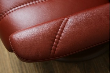 中古　美品　EKORNES(エコーネス)　コンサルシリーズ　Sサイズ　本革　洗練されたデザインが魅力のストレスレスチェアとオットマンのセット　(R-088188)