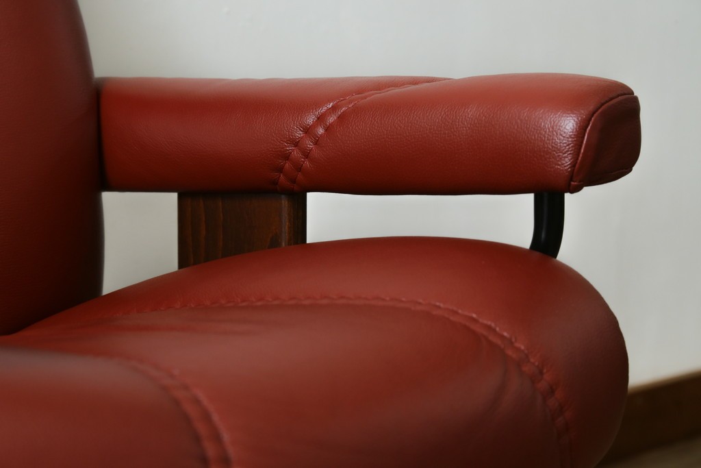 中古　美品　EKORNES(エコーネス)　コンサルシリーズ　Sサイズ　本革　洗練されたデザインが魅力のストレスレスチェアとオットマンのセット　(R-088188)