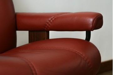 中古　美品　EKORNES(エコーネス)　コンサルシリーズ　Sサイズ　本革　洗練されたデザインが魅力のストレスレスチェアとオットマンのセット　(R-088188)