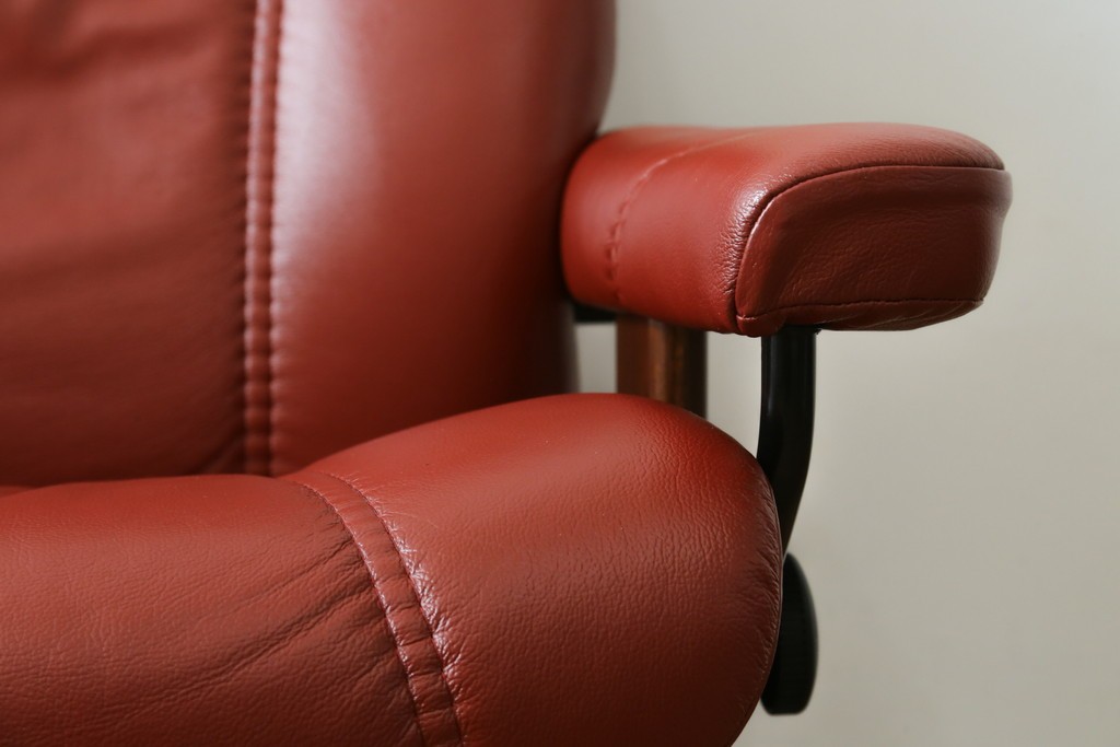 中古　美品　EKORNES(エコーネス)　コンサルシリーズ　Sサイズ　本革　洗練されたデザインが魅力のストレスレスチェアとオットマンのセット　(R-088188)
